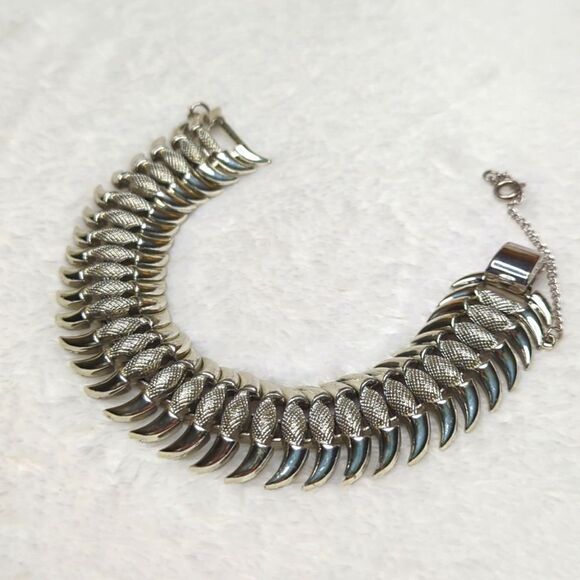 Vintage 50's Coro Silvertone Steer Horn Bracelet with Safety Chain. - Picture 6 of 12